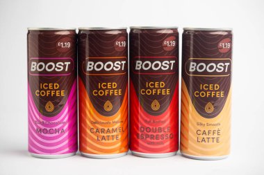 Londra, Birleşik Krallık, 23 Şubat 2026: - AG Barr tarafından yapılan, İngiliz İçki İmalatçısı, Beyaz Bir Arkaplan Karşıtı, Buzlu Kahvenin Kutularına Bakış