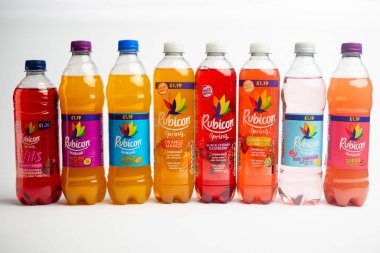 Londra, Birleşik Krallık, 23 Şubat 2026 - AG Barr tarafından yapılan Rubicon İlkbahar ve Köpüklü Şişe Seçmeleri, Büyük bir İngiliz İçki İmalatçısına Karşı Bir Beyaz Arkaplan