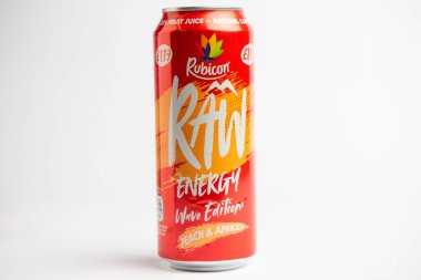 Londra, Birleşik Krallık, 23 Şubat 2026 - Bir kutu Rubicon Raw Energy Wave Edition Şeftali ve Kayısı, AG Barr tarafından yapılmış, Büyük bir İngiliz İçki İmalatçısına Karşı Bir Beyaz Arkaplan