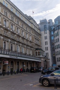 Londra, Birleşik Krallık, 2 Mart 2026 Charing Cross Tren İstasyonuna Giriş. Londra Ana Hattı Terminal İstasyonu