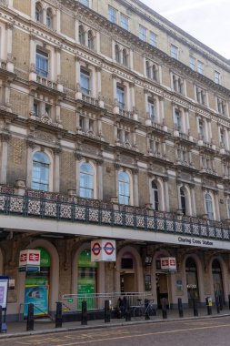 Londra, Birleşik Krallık, 2 Mart 2026 Charing Cross Tren İstasyonuna Giriş. Londra Ana Hattı Terminal İstasyonu