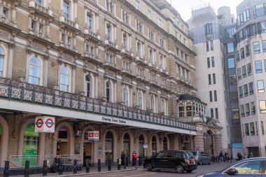 Londra, Birleşik Krallık, 2 Mart 2026 Charing Cross Tren İstasyonuna Giriş. Londra Ana Hattı Terminal İstasyonu