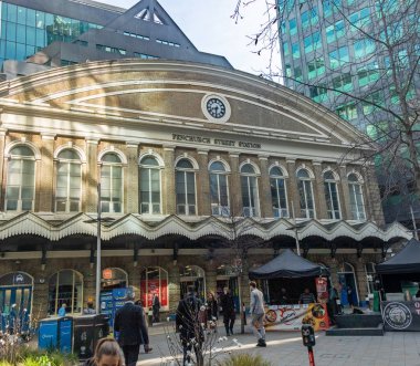 Londra, Birleşik Krallık, 2 Mart 2026 Fenchurch Sokak Tren İstasyonu Girişi. Bir Londra Ana Hattı Terminal Sabiti