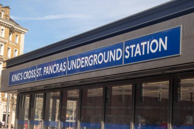 Londra, Birleşik Krallık, 2 Mart 2026 - Kings Cross St. Pancras Metro Girişine Bakış.