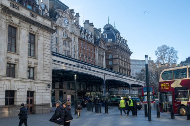 Londra, Birleşik Krallık, 2 Mart 2026 Victoria Tren İstasyonuna Giriş. Londra Ana Hattı Terminal İstasyonu