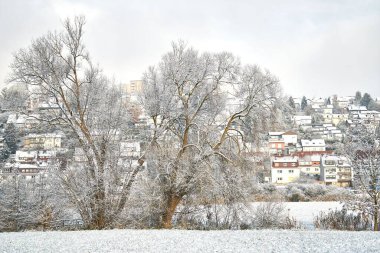 Kar Fulda şehrini kapladı. Resimlerde, Aralık 2022 'de Hesse Almanya' da Fulda kentinin bir parçası olan Aschenberg Horas ve Niesig yer almaktadır. Yüksek kalite fotoğraf