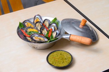 Baharatlı yeşil soslu akarsu midyeler..