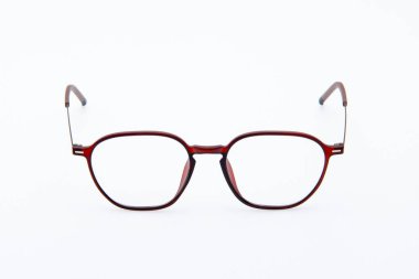 Moda güneş gözlüğü siyah çerçeveler beyaz arkaplanda.