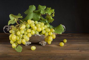 Gümüş sepet beyaz üzüm