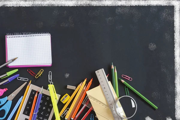 Fournitures sur le panneau arrière, retour à l'école — Photo