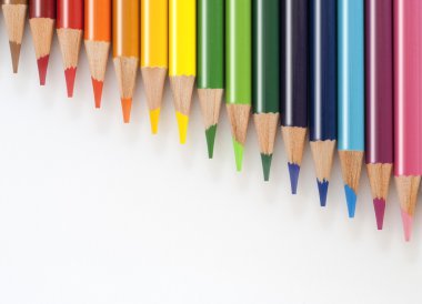 Beyaz tahta üzerinde renkli kalem