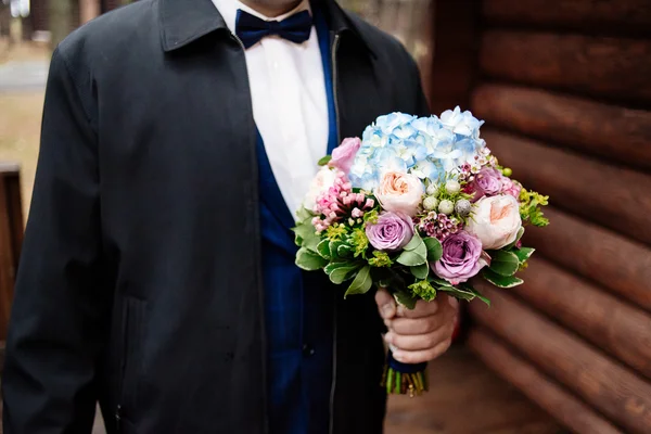 Sposo con fiori — Foto Stock