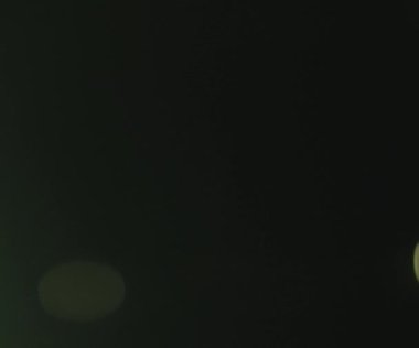 Doğal anamorfik mavi ışıklandırması olan kusursuz bir döngü olan teknolojik mavi optik lens parlıyor..