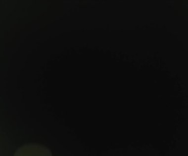 Doğal anamorfik mavi ışıklandırması olan kusursuz bir döngü olan teknolojik mavi optik lens parlıyor..
