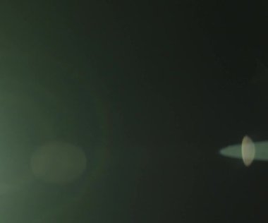 Doğal anamorfik mavi ışıklandırması olan kusursuz bir döngü olan teknolojik mavi optik lens parlıyor..