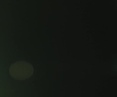 Doğal anamorfik mavi ışıklandırması olan kusursuz bir döngü olan teknolojik mavi optik lens parlıyor..