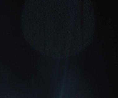 Doğal anamorfik mavi ışıklandırması olan kusursuz bir döngü olan teknolojik mavi optik lens parlıyor..