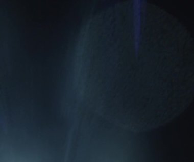 Doğal anamorfik mavi ışıklandırması olan kusursuz bir döngü olan teknolojik mavi optik lens parlıyor..