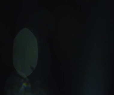 Doğal anamorfik mavi ışıklandırması olan kusursuz bir döngü olan teknolojik mavi optik lens parlıyor..
