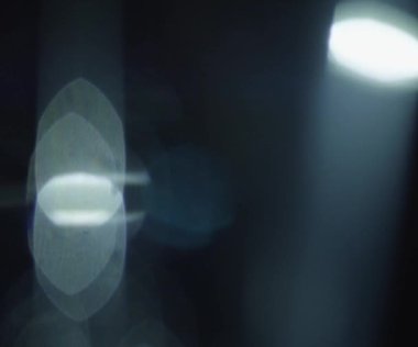 Doğal anamorfik mavi ışıklandırması olan kusursuz bir döngü olan teknolojik mavi optik lens parlıyor..