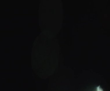 Doğal anamorfik mavi ışıklandırması olan kusursuz bir döngü olan teknolojik mavi optik lens parlıyor..