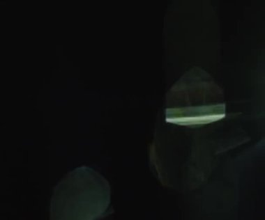 Doğal anamorfik mavi ışıklandırması olan kusursuz bir döngü olan teknolojik mavi optik lens parlıyor..