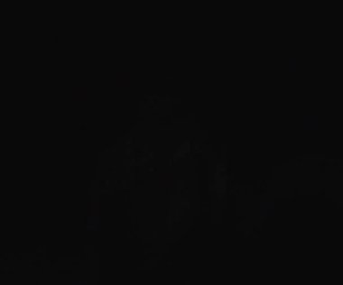Doğal anamorfik mavi ışıklandırması olan kusursuz bir döngü olan teknolojik mavi optik lens parlıyor..