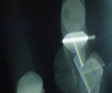 Doğal anamorfik mavi ışıklandırması olan kusursuz bir döngü olan teknolojik mavi optik lens parlıyor..