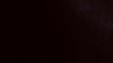 Işık sızıntısı 4K görüntüsü. Lens parlaklığı bokeh örtüleri, yanan alev arka planı. Çekimlerinizi birleştirmek, videoyu biçimlendirmek, geçişlerinizi.