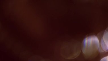 Işık sızıntısı 4K görüntüsü. Lens parlaklığı bokeh örtüleri, yanan alev arka planı. Çekimlerinizi birleştirmek, videoyu biçimlendirmek, geçişlerinizi.