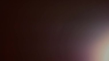 Işık sızıntısı 4K görüntüsü. Lens parlaklığı bokeh örtüleri, yanan alev arka planı. Çekimlerinizi birleştirmek, videoyu biçimlendirmek, geçişlerinizi.