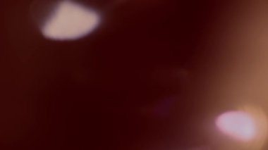 Işık sızıntısı 4K görüntüsü. Lens parlaklığı bokeh örtüleri, yanan alev arka planı. Çekimlerinizi birleştirmek, videoyu biçimlendirmek, geçişlerinizi.