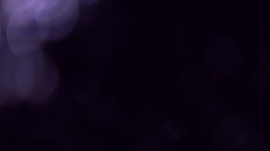 Işık sızıntısı 4K görüntüsü. Lens parlaklığı bokeh örtüleri, yanan alev arka planı. Çekimlerinizi birleştirmek, videoyu biçimlendirmek, geçişlerinizi.