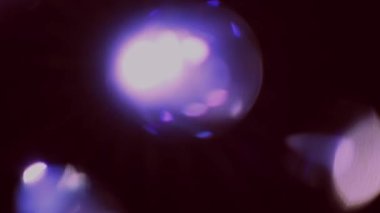 Işık sızıntısı 4K görüntüsü. Lens parlaklığı bokeh örtüleri, yanan alev arka planı. Çekimlerinizi birleştirmek, videoyu biçimlendirmek, geçişlerinizi.