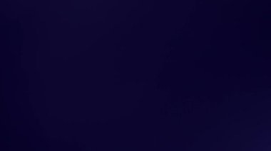 Işık sızıntısı 4K görüntüsü. Lens parlaklığı bokeh örtüleri, yanan alev arka planı. Çekimlerinizi birleştirmek, videoyu biçimlendirmek, geçişlerinizi.