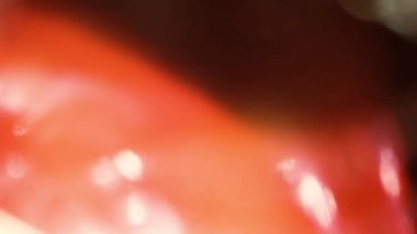 Işık sızıntısı 4K görüntüsü. Lens parlaklığı bokeh örtüleri, yanan alev arka planı. Çekimlerinizi birleştirmek, videoyu biçimlendirmek, geçişlerinizi.
