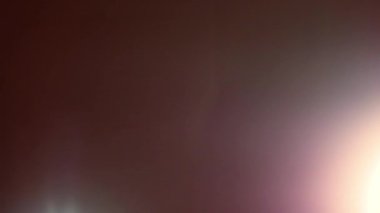 Işık sızıntısı 4K görüntüsü. Lens parlaklığı bokeh örtüleri, yanan alev arka planı. Çekimlerinizi birleştirmek, videoyu biçimlendirmek, geçişlerinizi.