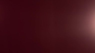 Işık sızıntısı 4K görüntüsü. Lens parlaklığı bokeh örtüleri, yanan alev arka planı. Çekimlerinizi birleştirmek, videoyu biçimlendirmek, geçişlerinizi.