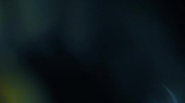 Işık sızıntısı 4K görüntüsü. Lens parlaklığı bokeh örtüleri, yanan alev arka planı. Çekimlerinizi birleştirmek, videoyu biçimlendirmek, geçişlerinizi.