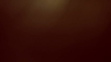 Işık sızıntısı 4K görüntüsü. Lens parlaklığı bokeh örtüleri, yanan alev arka planı. Çekimlerinizi birleştirmek, videoyu biçimlendirmek, geçişlerinizi.