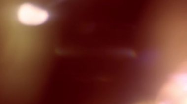 Işık sızıntısı 4K görüntüsü. Lens parlaklığı bokeh örtüleri, yanan alev arka planı. Çekimlerinizi birleştirmek, videoyu biçimlendirmek, geçişlerinizi.