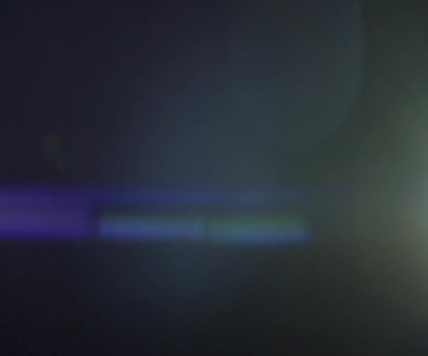 テクノロジーブルーの光学レンズフレアの遷移は、自然なアナモルフィックブルーの照明とシームレスなループです. — ストック動画