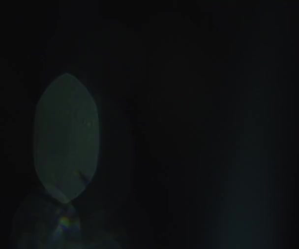 Techy lente óptica azul chama a transição que é um loop sem costura com iluminação azul anamórfica natural. — Vídeo de Stock