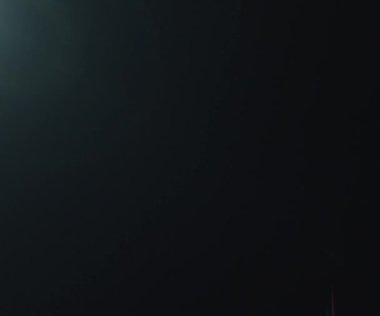 Doğal anamorfik mavi ışıklandırması olan kusursuz bir döngü olan teknolojik mavi optik lens parlıyor..