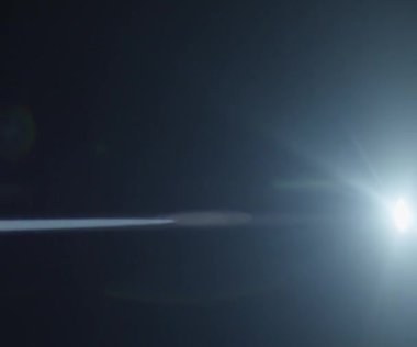 Doğal anamorfik mavi ışıklandırması olan kusursuz bir döngü olan teknolojik mavi optik lens parlıyor..