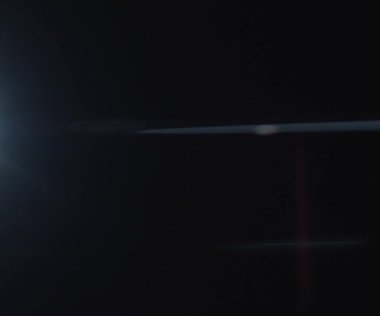 Doğal anamorfik mavi ışıklandırması olan kusursuz bir döngü olan teknolojik mavi optik lens parlıyor..