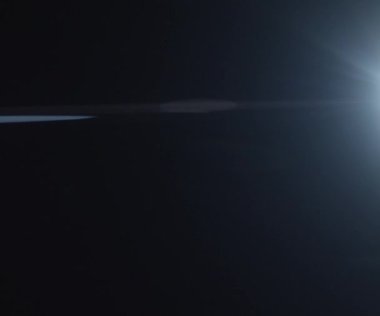 Doğal anamorfik mavi ışıklandırması olan kusursuz bir döngü olan teknolojik mavi optik lens parlıyor..