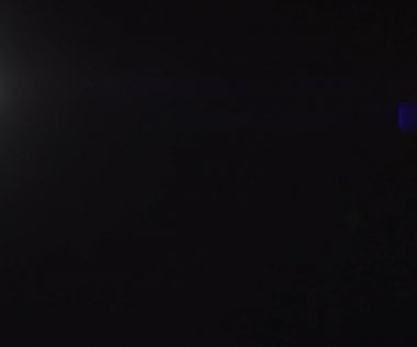 Doğal anamorfik mavi ışıklandırması olan kusursuz bir döngü olan teknolojik mavi optik lens parlıyor..