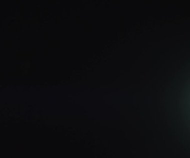 Doğal anamorfik mavi ışıklandırması olan kusursuz bir döngü olan teknolojik mavi optik lens parlıyor..