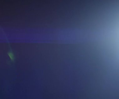 Doğal anamorfik mavi ışıklandırması olan kusursuz bir döngü olan teknolojik mavi optik lens parlıyor..